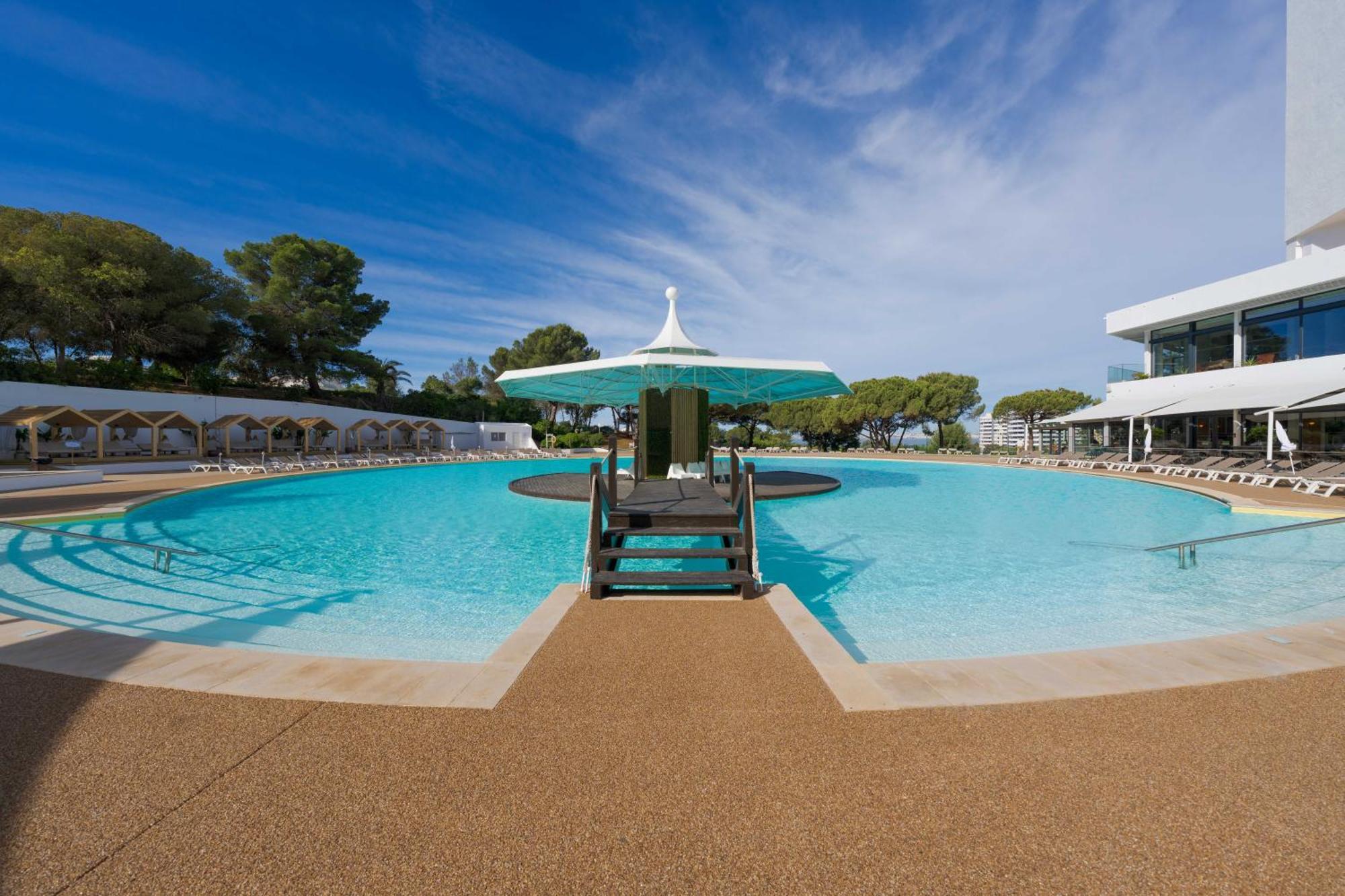 Pestana Blue Alvor Beach Eksteriør billede Club Med, Portals Nous, Mallorca, Spain