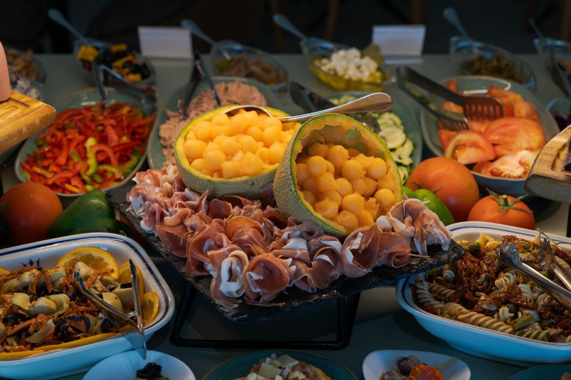 Pestana Blue Alvor Beach Eksteriør billede A selection of tapas